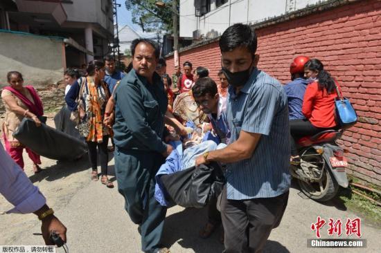 尼泊尔7.5级强震亲历者:感觉死神就在身边