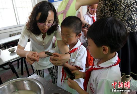 白皮书:中国近千万留守儿童一年到头见不到爸妈