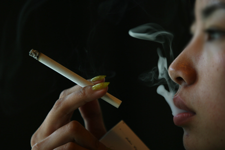 美媒:中国女烟民4年增两倍社会容忍度越来越高