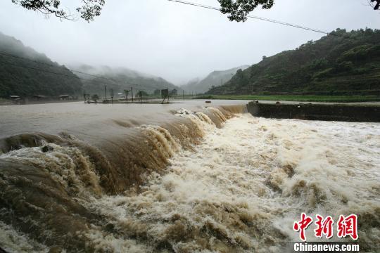 浙江开化遭暴雨侵袭1天内降下19个西湖水