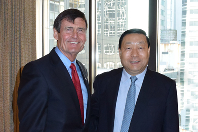美国当地时间6月24日，国家电网公司董事长、党组书记刘振亚与美国爱迪生电气协会主席库恩举行会谈。