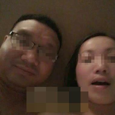 赣州副镇长邓卫与情妇开房拍裸照。