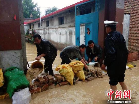 伊宁县公安局投入警力，帮助受灾群众转移财产8000余件、牲畜1200余头。 新疆伊宁县公安局提供 摄