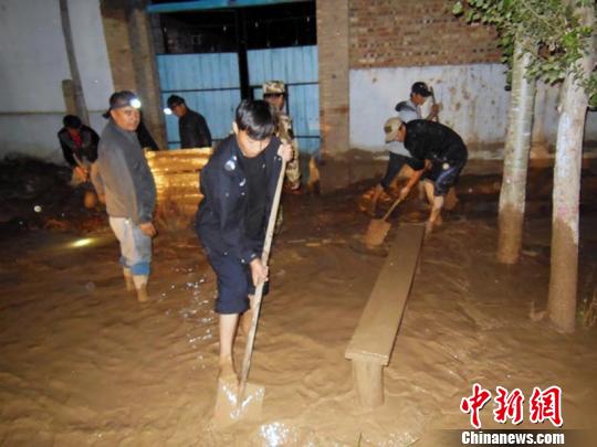 伊宁县警民联手抗洪。 新疆伊宁县公安局提供 摄
