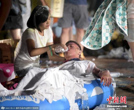 6月28日消息，台湾新北市八仙乐园27日晚间举办“彩虹趴”起火，导致助燃性粉尘爆炸，400多人受伤。CFP视觉中国