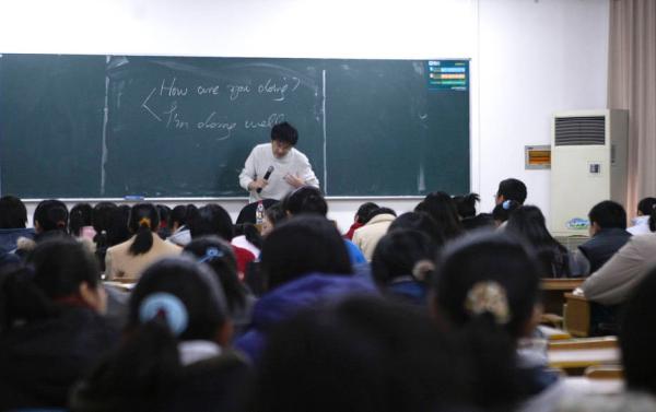 一家培训学校内近百名高中生正加紧补习英语。 澎湃资料