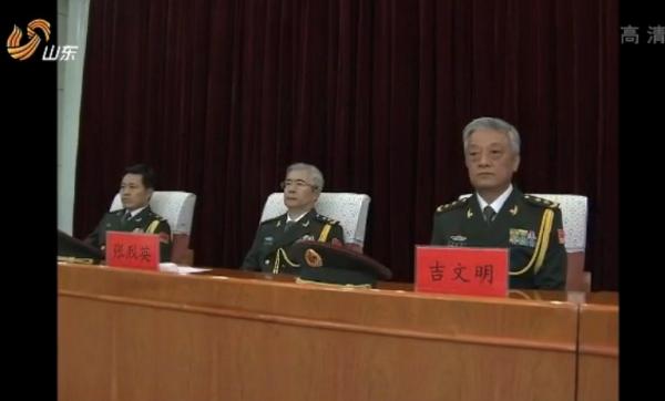 经中央军委批准，此次晋升中将军衔的是济南军区副司令员吉文明。