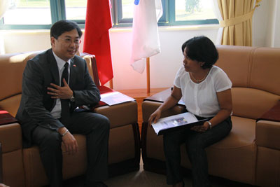 7月10日，驻东帝汶大使刘洪洋前往东外交与合作部，向礼宾司长埃莉莎递交了国书副本。 外交部网站 图