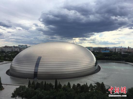 6月11日，在送走了雷阵雨后，北京迎来晴好天气，蓝天白云下的京城现绝美风光。中新社发 廖攀 摄