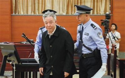 昨日，湖南省政协原副主席阳宝华（中）出庭受审。桂林市中院官微