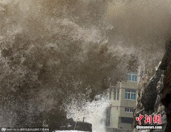 7月10日，浙江台州，受今年第9号台风“灿鸿”影响，石塘镇沿海风大浪急，普遍出现8至11级大风。老卫 摄 图片来源：CFP视觉中国