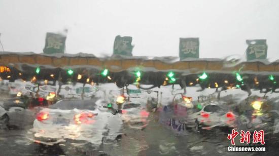 9月4日,北京市气象台发布暴雨蓝色预警信号,目前本市已经出现中雨,局地暴雨,预计4日傍晚到夜间降水仍将持续,大部分地区累计雨量可达50毫米。图为雨中的收费站。盛佳鹏 北京大部地区将现中到大雨启动Ⅳ级应急响应