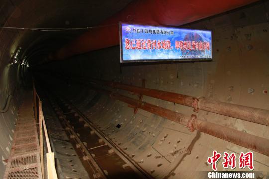 兰州轨道交通1号线一期工程西起兰州市西固区陈官营,东至城关区东岗镇,线路长约26公里,全部为地下线。兰州市轨道交通公司供